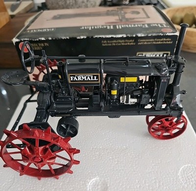 Ertl McCormick Deering Farmall Regular Precision Serie Maßstab 1:16 Nr. 284