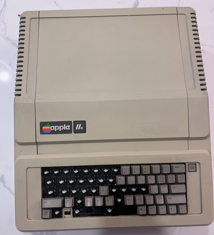 Vintage Apple IIE Computer - Tested and Working - missing keys