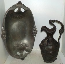 1 Pichet pur étain signé Petizon & 1 plat fonte alu Art Nouveau
