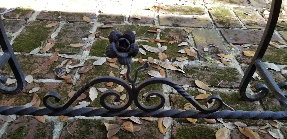 PAR DE SILLAS CURULE SAVONAROLA DISEÑO TWIST HIERRO FORJADO ANTIGUAS Foto 3 de 4