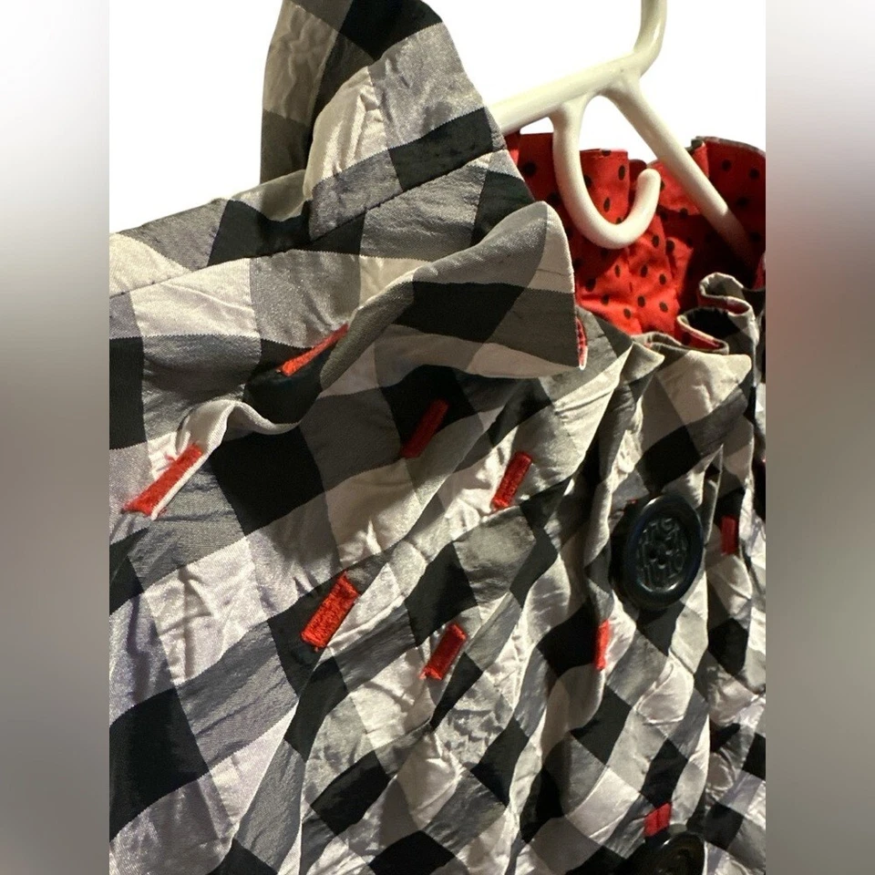 Una gabardina REN New York blanco y negro a cuadros costuras rojas botón grande Foto 3 de 4