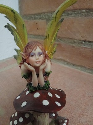 STUNNING DECORATIVE FIGURE FAIRY/ELF-ON MUSHROOM-RESIN-16 CM-GA-2006-