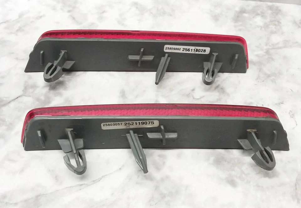 Reflector de luz de parachoques trasero izquierdo y derecho original Chevrolet Equinox 2010-2017 Foto 2 de 4