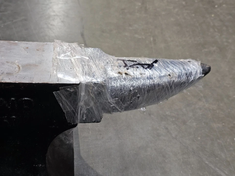 Yunque de acero fundido 150 libras yunque de cuerno único alta dureza yunque de cuerno redondo resistente Foto 4 de 4