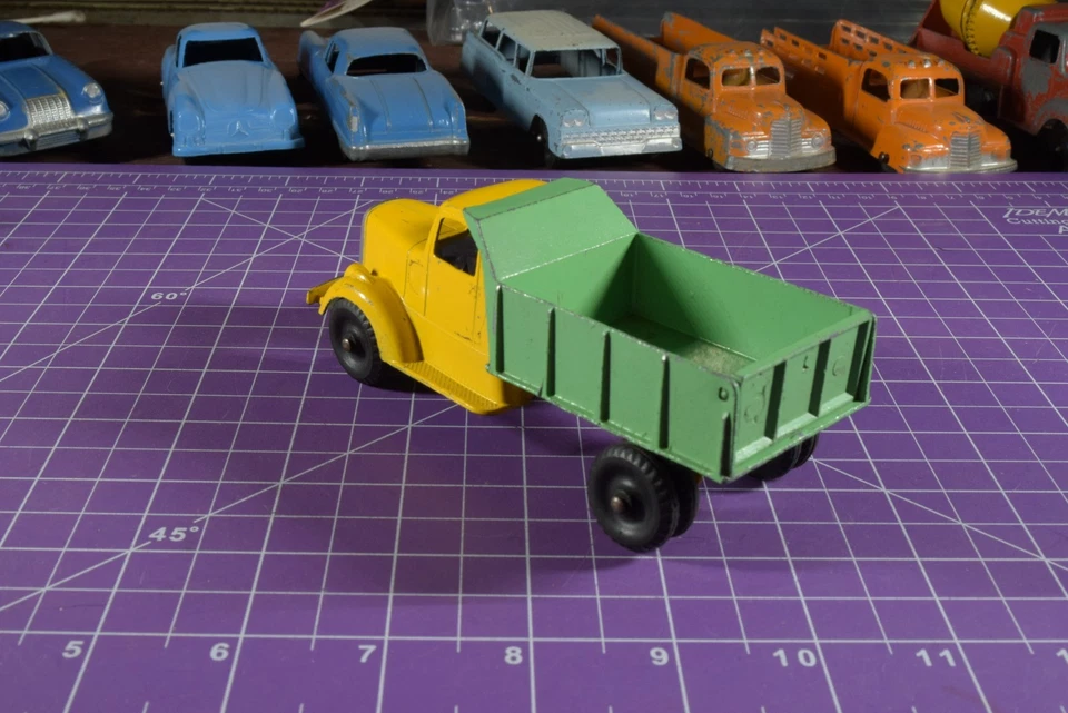 Camión de volteo Tootsietoy amarillo verde Mack L 1947 6 pulgadas (1954-1966) Foto 4 de 4