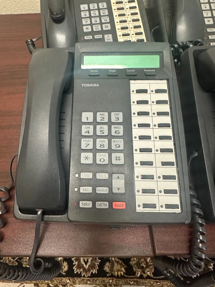 Lote de 10 Teléfonos Toshiba DKT3020-SD Carbón Altavoz Pantalla Teléfono Oficina Foto 2 de 4