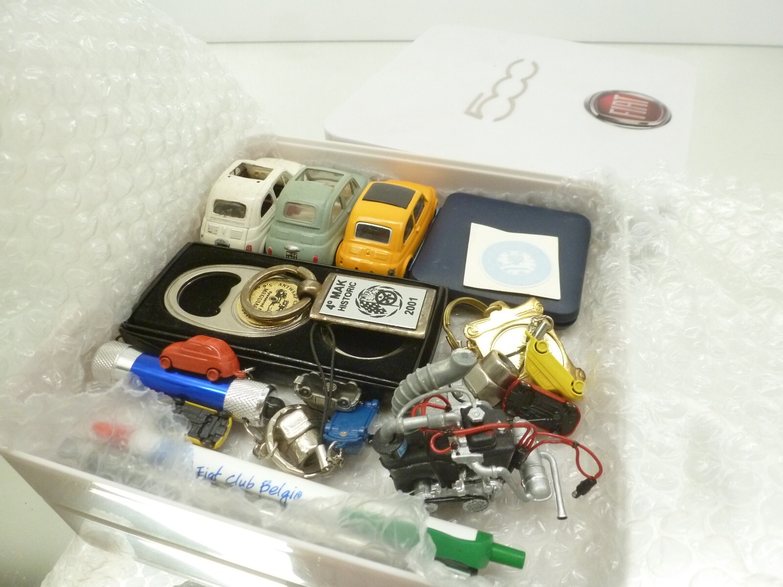 Foto 13 van FIAT 500 MERCHANDISE COIN+PENS+MODELS+KEYCHAIN+VALVE CAPS+ENGINE MODEL - IN BOX