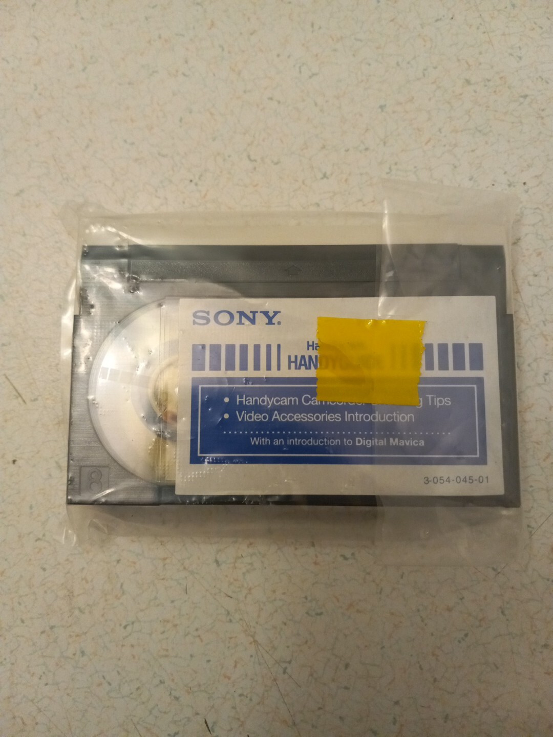 Sony HandyCam Video 8 Camcorder with HANDYGUIDE 3-054-045-01 Tape-image