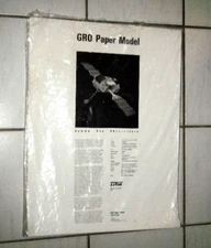 NASA TRW GAMMA RAY OBSERVATORY GRO PAPER MODEL 1/25 SCALE, 1991 SHUTTLE LAUNCH