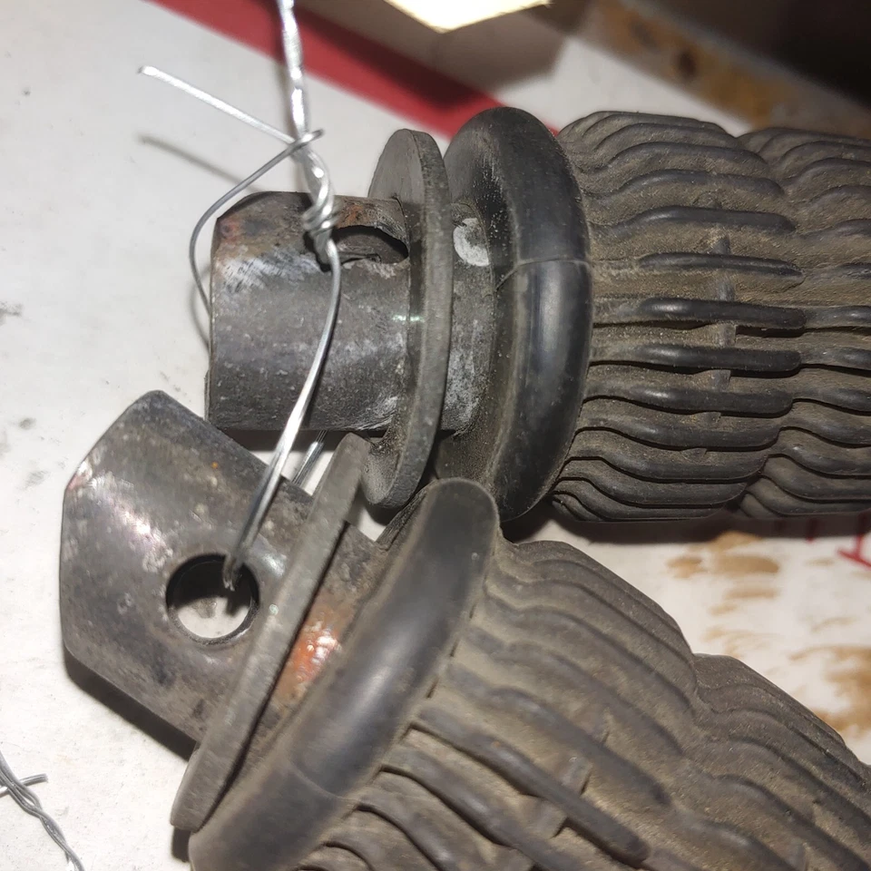 Suzuki GS550E 1980 estriberas de pasajero Foto 2 de 4