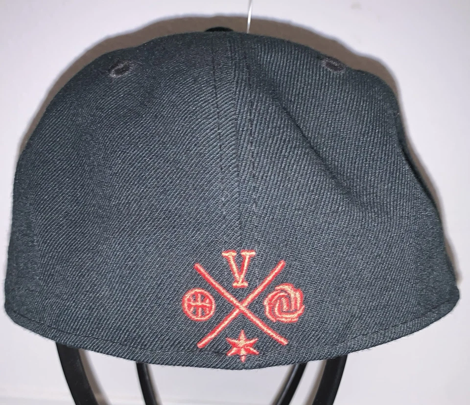 RARO De Colección Chicago Bulls Derrick ROSE 🌹 Logo Adidas Negro Gorra Sombrero AJUSTADO 7 1/8 Foto 3 de 4