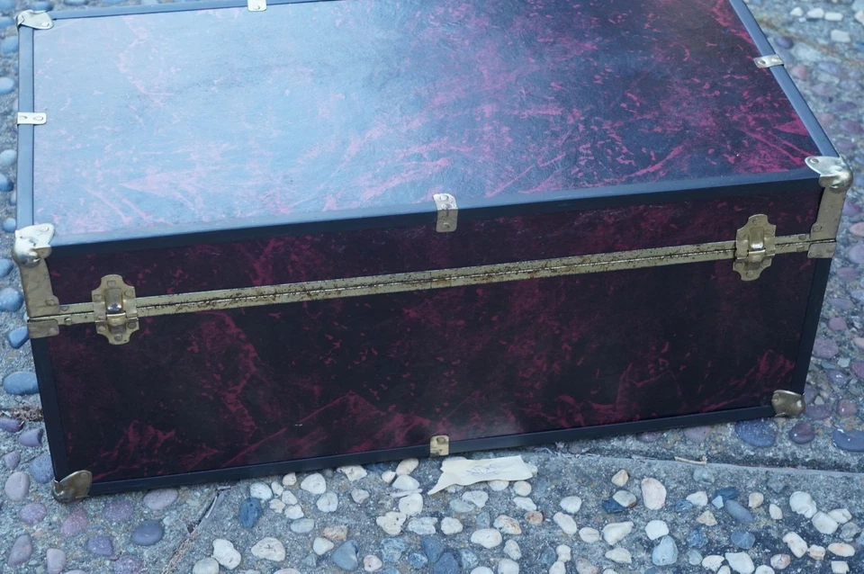 Baúl de vapor vintage rojo y negro con adornos de metal y mango de cuero, 30x16x12 Foto 4 de 4