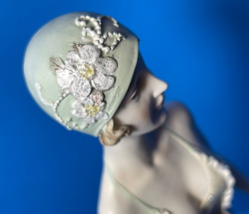 Statuina abito floreale moda resina dettagliata vittoriana signora con sedia 13 3/4" ottime condizioni - Foto 22 di 24
