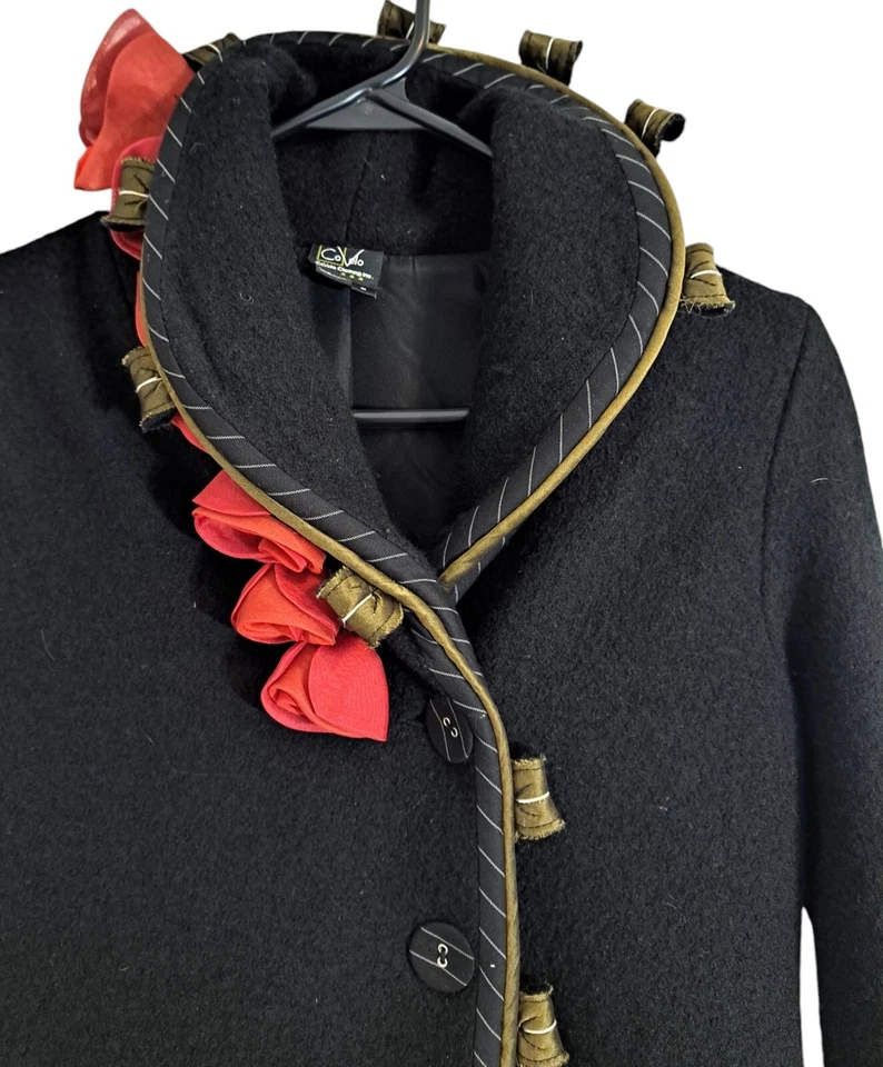 Chaqueta CoVelo Negra Lana/Seda Completamente Forrada con Botones Rosas Rojas Talla Pequeña Arte Usada en Excelente Condición Foto 3 de 4