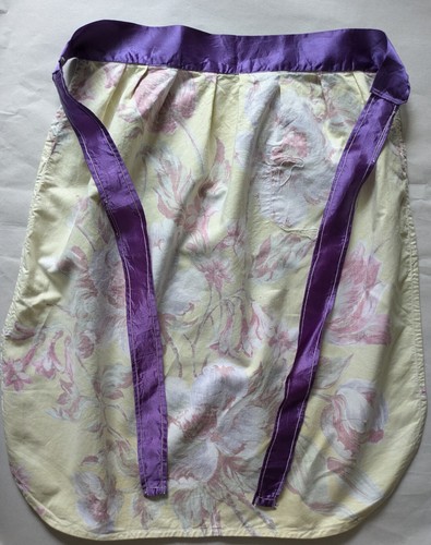Vintage Half Apron Pinny floral 50s 60s purple satin and glazed cotton flowers - Picture 2 of 4
