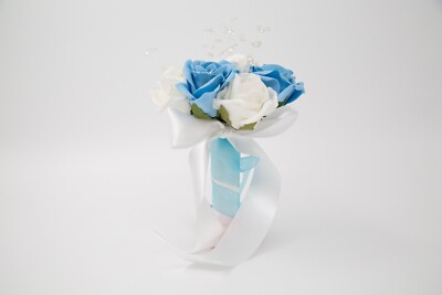 Blumenmädchenstrauß, Atemberaubender blau-weißer Rosenstrauß, absolut traumhaft