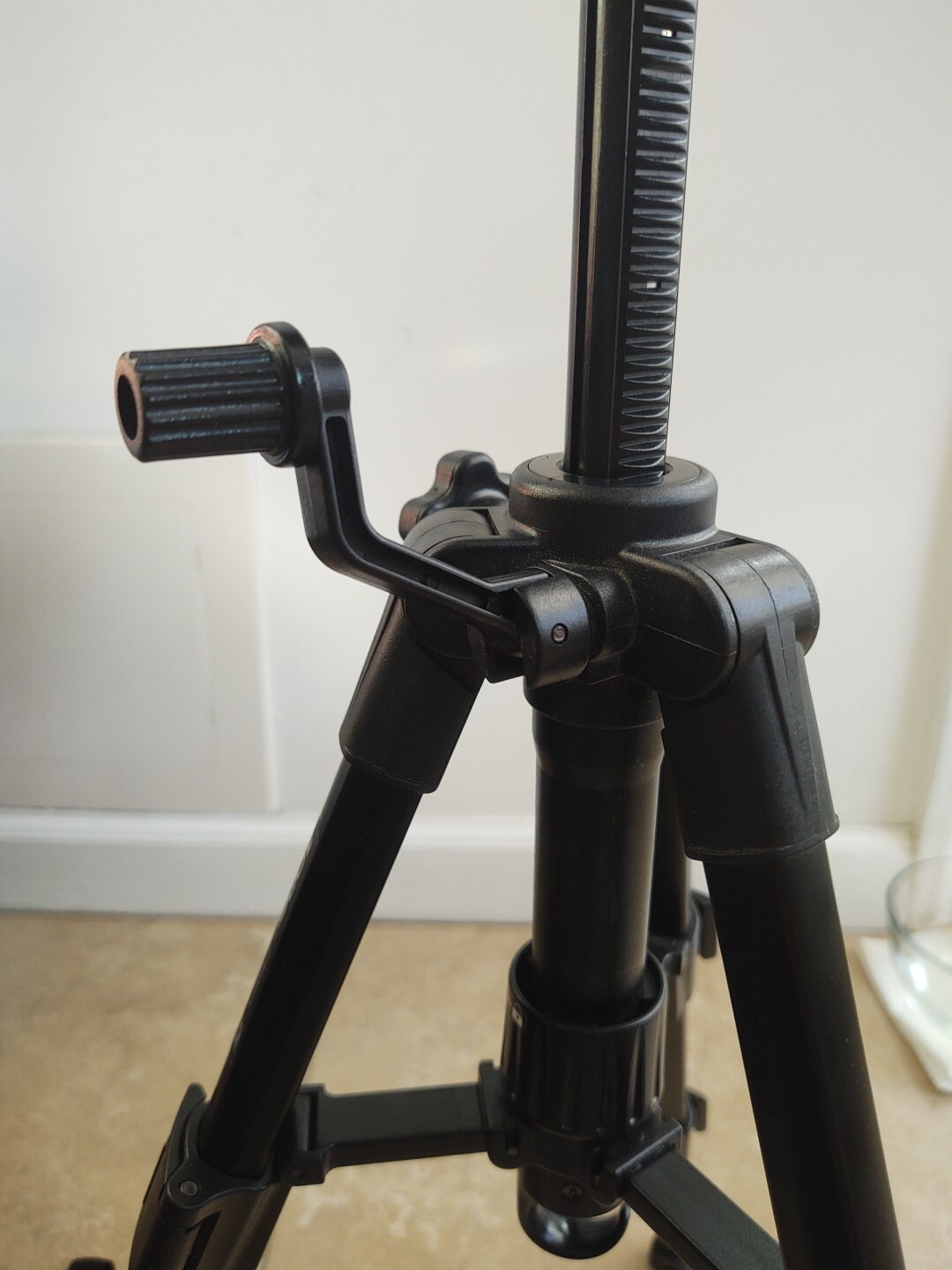 как выглядит ZOMEI Q100 TABLE MINI TRIPOD Pan Head For DSLR Camera Phone Vloging Youtube Live фото