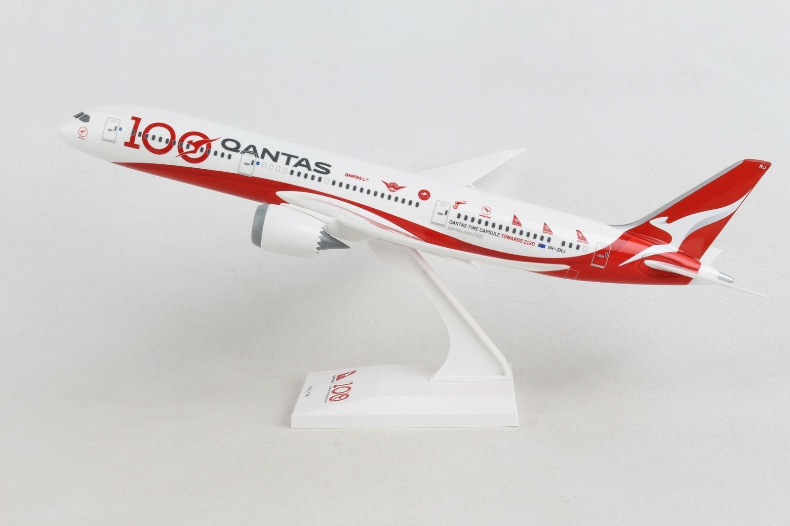 Skymarks SKR1044 Qantas Boeing 787-900 100th Annv Desk Top Model 1/200 Airplane