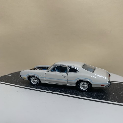 M2 Machines 1970 Oldsmobile Olds Cutlass 442 White/Blue Interior w/o Hood NM - Picture 8 of 13
