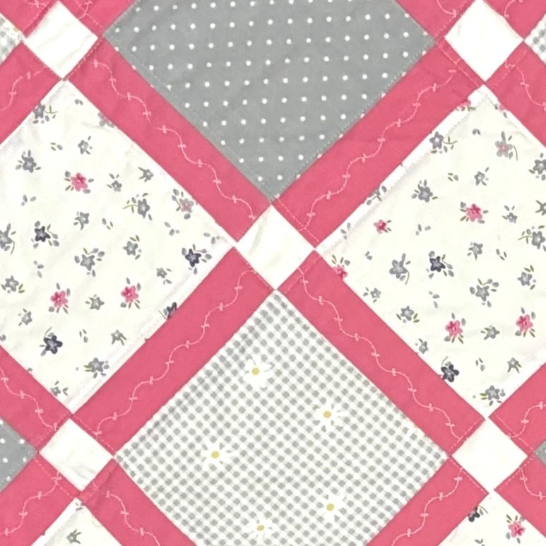 Manta de cuna hecha a mano para bebé 40" x 40" rosa y gris retazos y bordados Foto 2 de 4