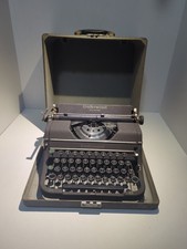Vintage Underwood Universal Portable Manual Typewriter W/ Carrying Case thumbnail