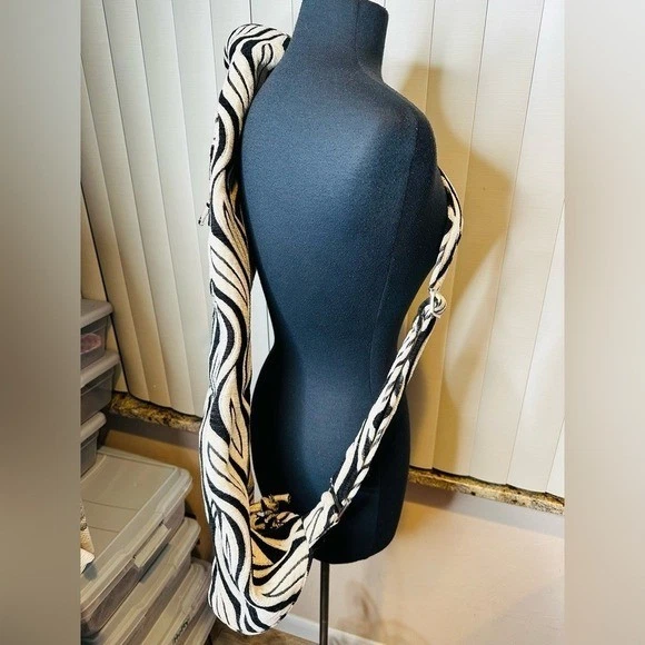 Bolso de esterilla de yoga Hugger Mugger negro con estampado crema Foto 3 de 4