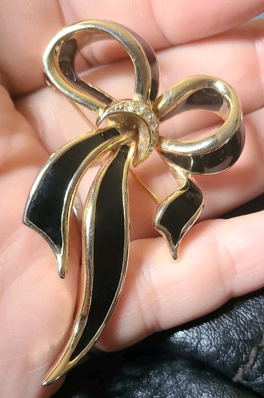 VTG. HEAVY GOLD TONE METAL RHINESTONE  BOW RIBBON PIN