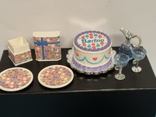Barbie Möbel Wohnzimmer / Küche Zubehör,Vintage , Teller , Gläser ,Kanne,Kuchen
