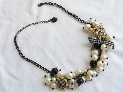 ...BETSEY JOHNSON...Black Chain,AB Crystals Cat,Faux Pearls & Lucite Necklace... - Picture 5 of 8