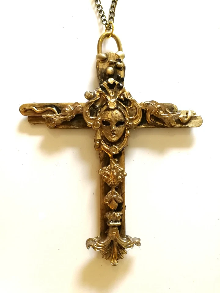 Cruz de Madera Joyería Dorada Protección Amuleto Talismán Colgante Crux Foto 3 de 4