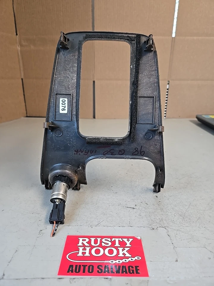 1998 INFINITI I30 CONSOLE SHIFTER BEZEL W/ Cig Lighter WOOD GRAIN  96941 — 第 4/4 张图片