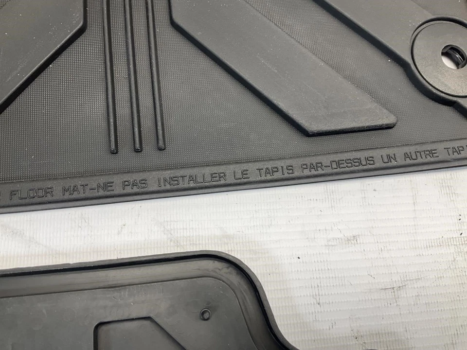 Juego de alfombrillas delanteras y traseras originales Chevrolet Trax 2015-2020 para todo tipo de clima P Foto 4 de 4