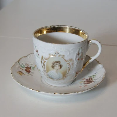 vornehme Tasse mit Damenbildnis - Carl Tielsch Altwasser - Bild 1 von 4