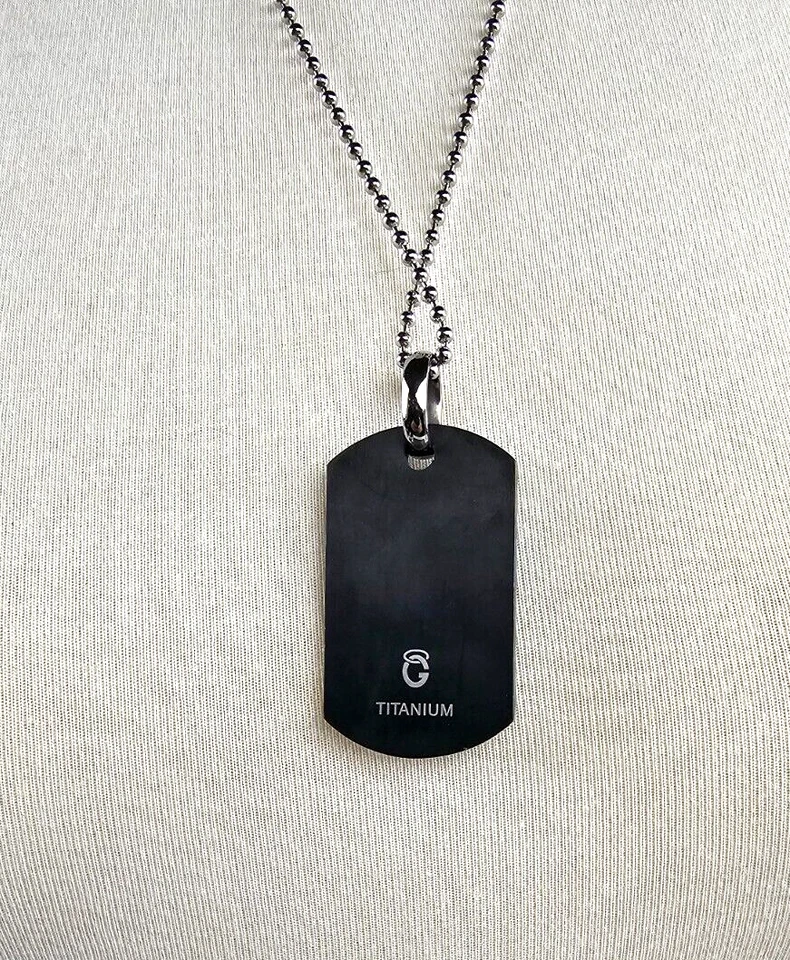 Collar con etiqueta de perro flor de lis de diamantes genuinos de 0,03 quilates enchapado en iones negros de titanio Foto 3 de 4