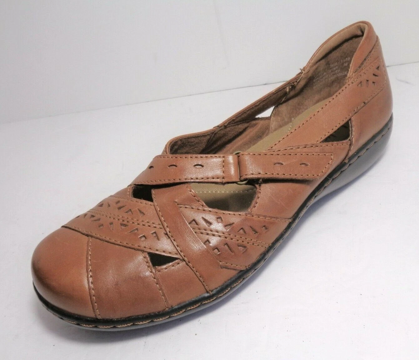 Scarpe basse Clarks Bendables da donna in pelle marrone traforata con copertura taglia US 8M