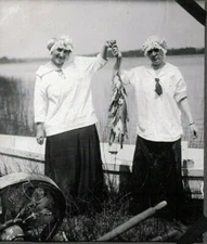 VINTAGE PHOTOGRAPH GIRLS FISH STRINGER BOAT/HAT FASHION CHICAGO ILLINOIS PHOTO