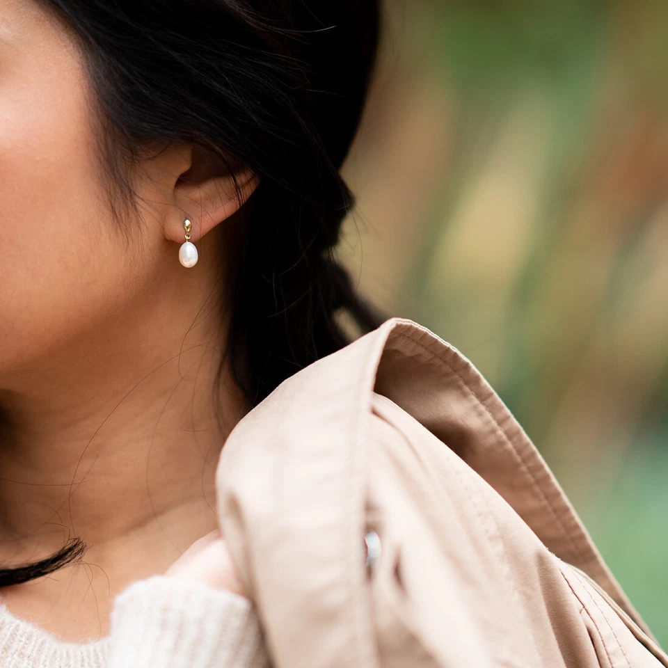 Pendientes colgantes barrocos con forma de pera de perlas de agua dulce de oro amarillo de 14K, parte posterior por fricción Foto 4 de 4