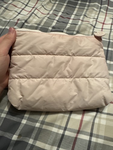 Bolsa de maquillaje hinchada firmada por Selena Gomez de belleza rara - Imagen 2 de 5