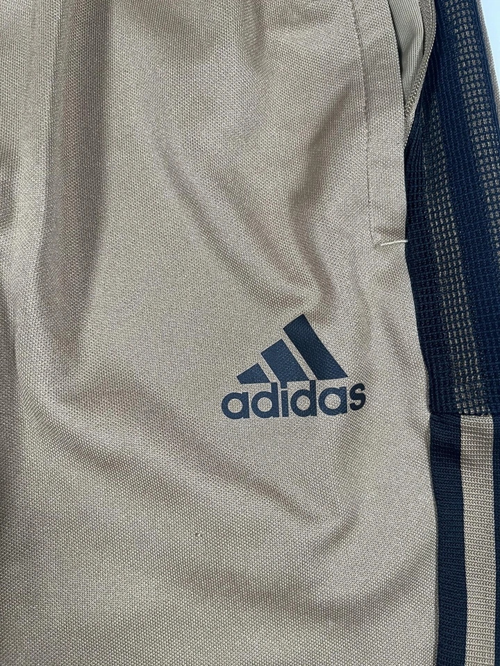 Pantalones de chándal Adidas para hombre pequeños tostados AEROREADY verde primitivo pierna cónica 3 bandas Foto 4 de 4