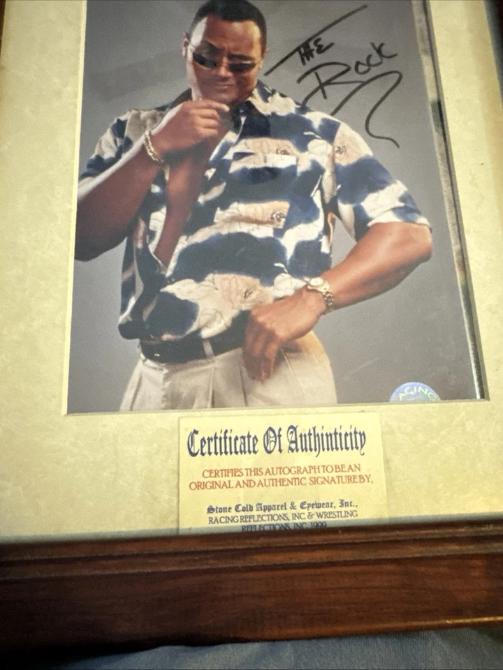 1999 年 WWE 超级巨星摇滚,德维恩·约翰逊亲笔签名照片 8 x 10 带框真品证明 — 第 3/4 张图片