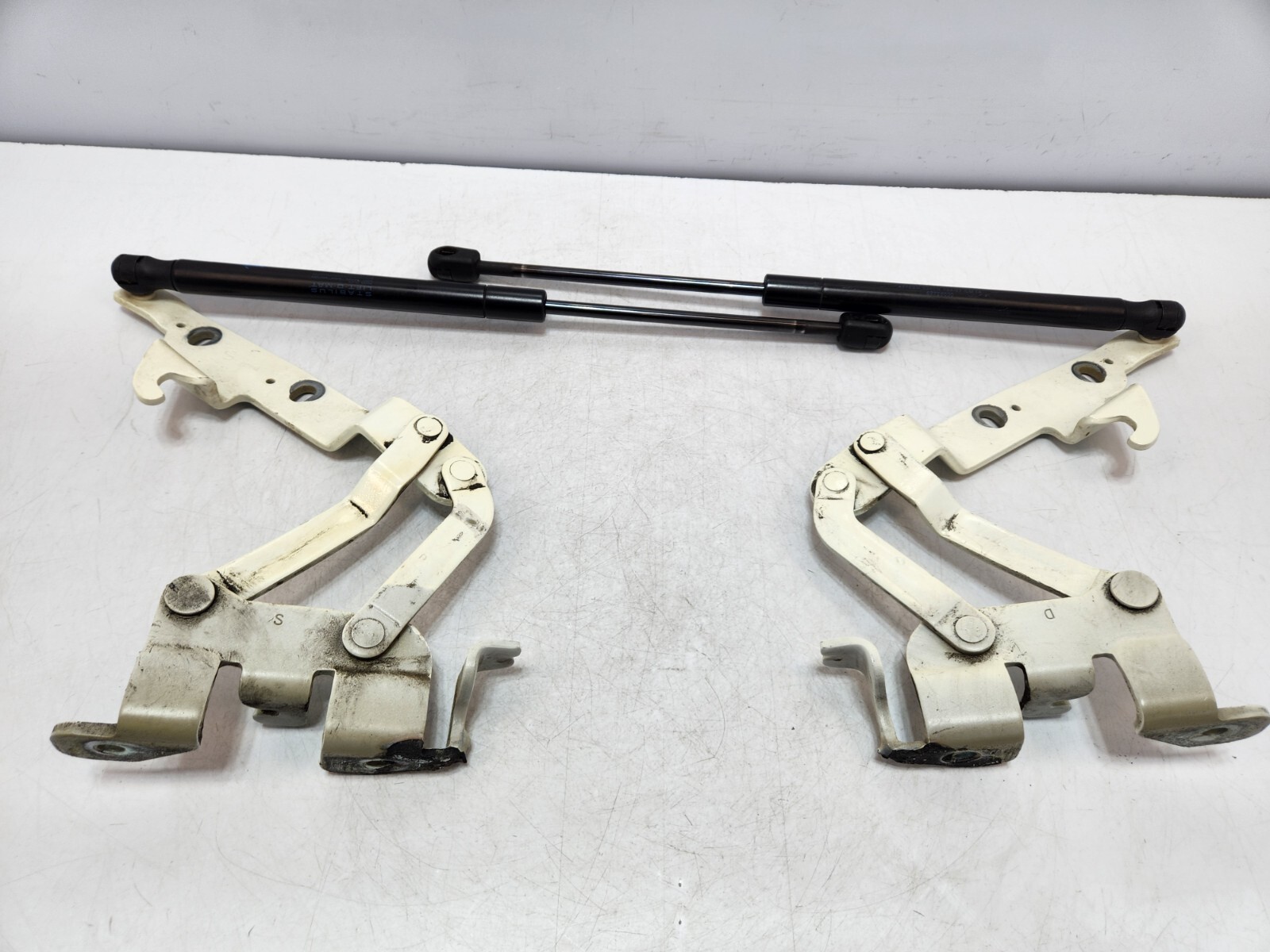 ✅ 03-13 OEM Maserati Quattroporte Front Left Right Hood Hinge W/ Lift Shock