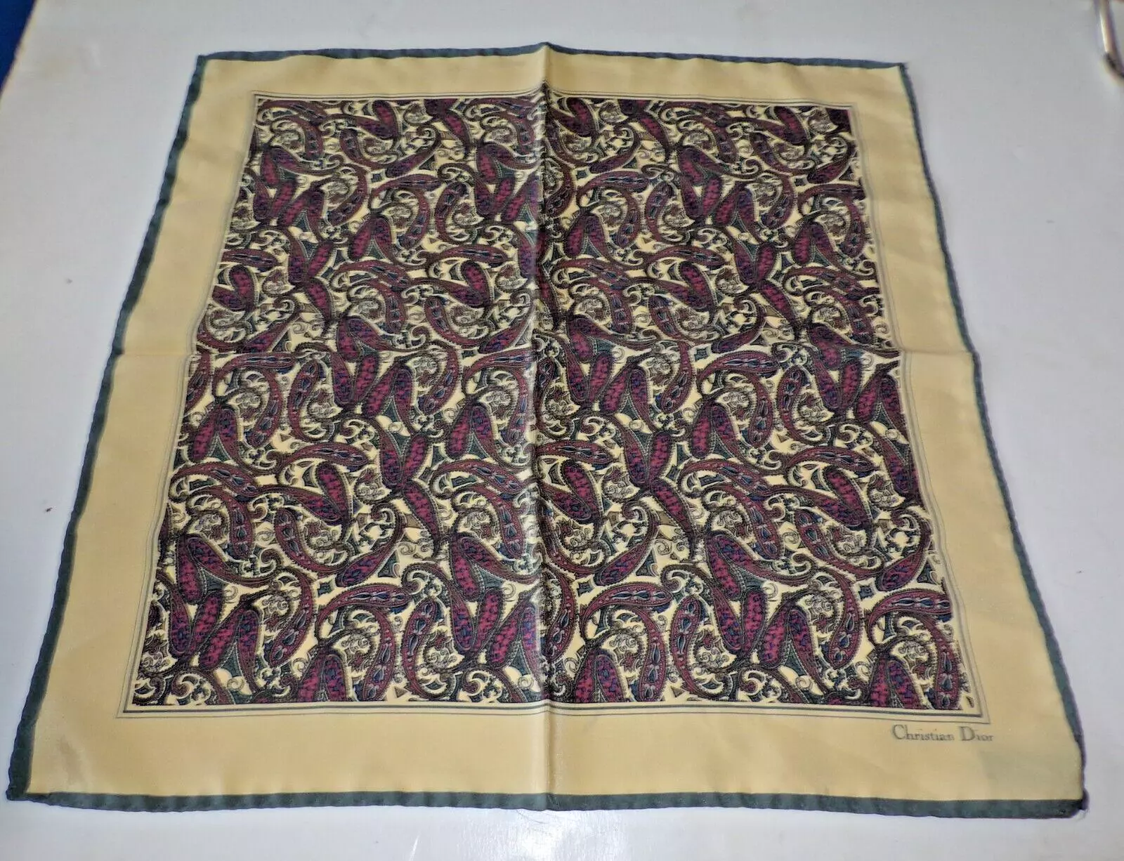 Petit foulard carré cachemire Christian Dior vintage en soie fabriqué en Italie