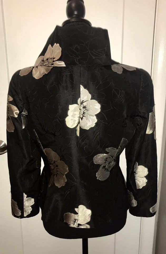 RARO Armani Collezioni. Blazer floral. Flores metálicas negras con plata y oro. Foto 4 de 4