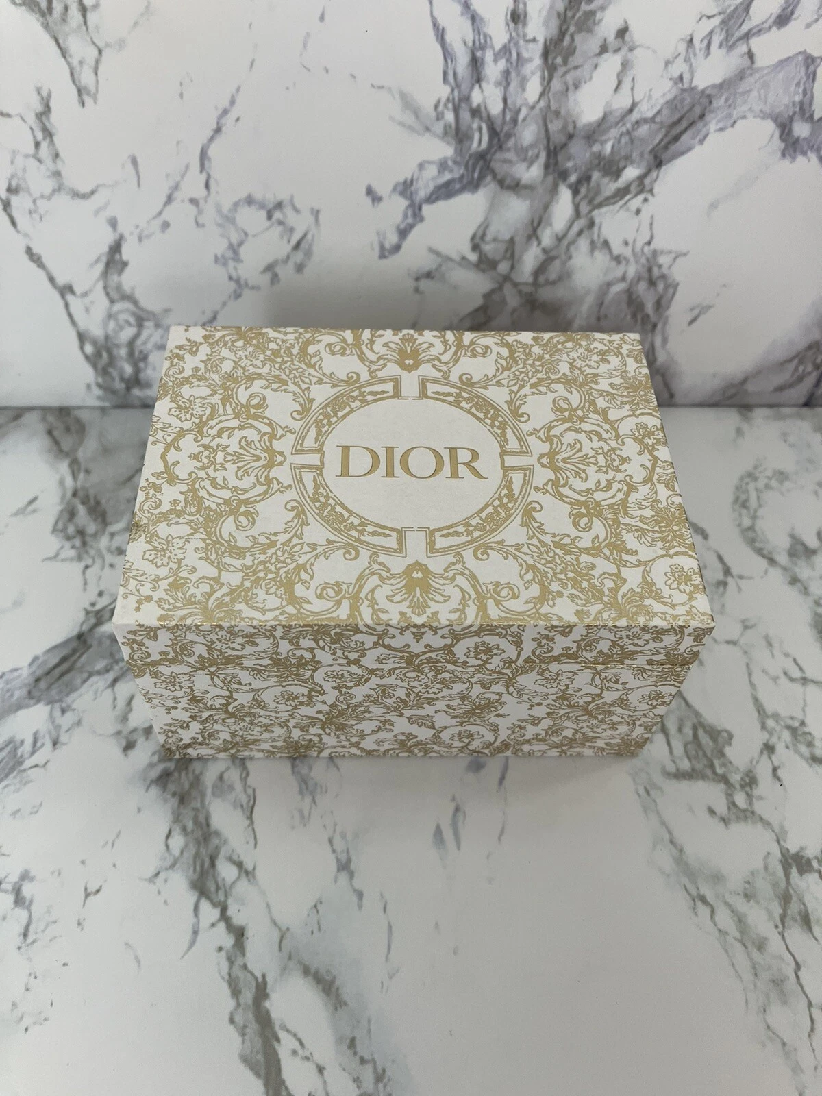 Boîte à bijoux Dior Holiday 2023 carton blanc et or petite neuve 3,5 pouces x 2,5 pouces
