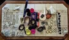 Ein großes Set Karabinerhaken Halbringe Metallscheiber Gurtband und mehr.  100St