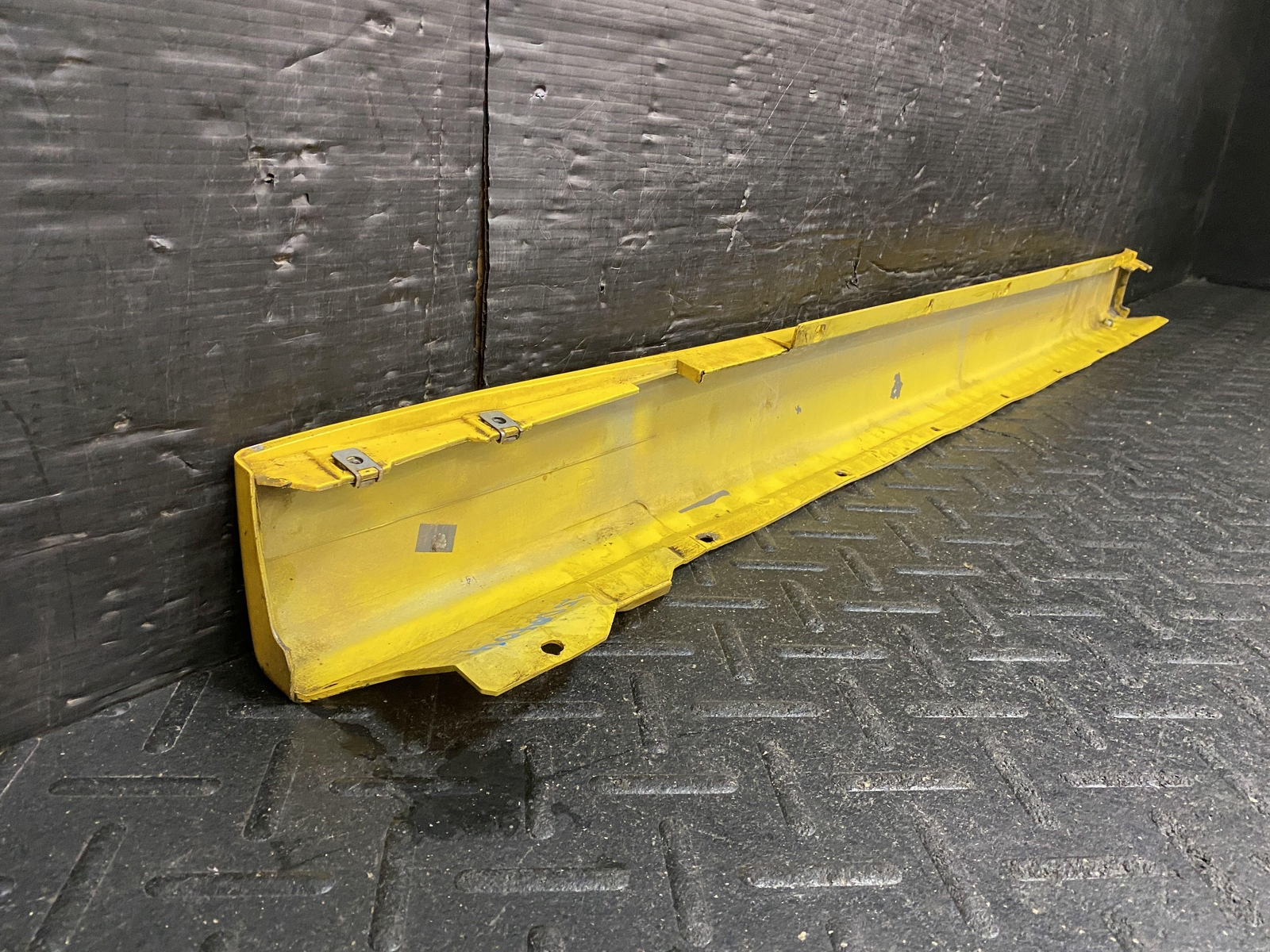 02-06 MASERATI SPYDER PASSENGER RH ROCKER PANEL TRIM SIDE SKIRT MOULDING YELLOW
