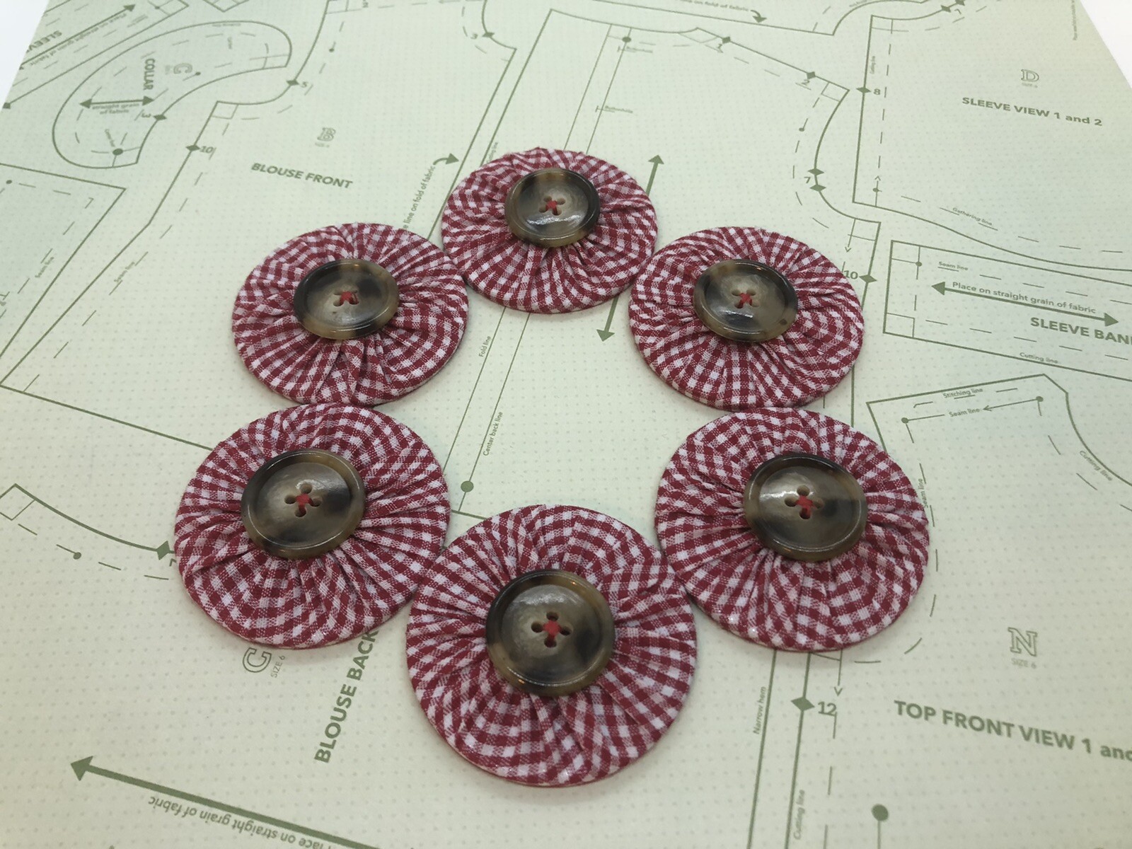 Button Pattern Weights Fabric Pattern/Tailor/Sewing weights set of 6 red & white gingham Brown ...