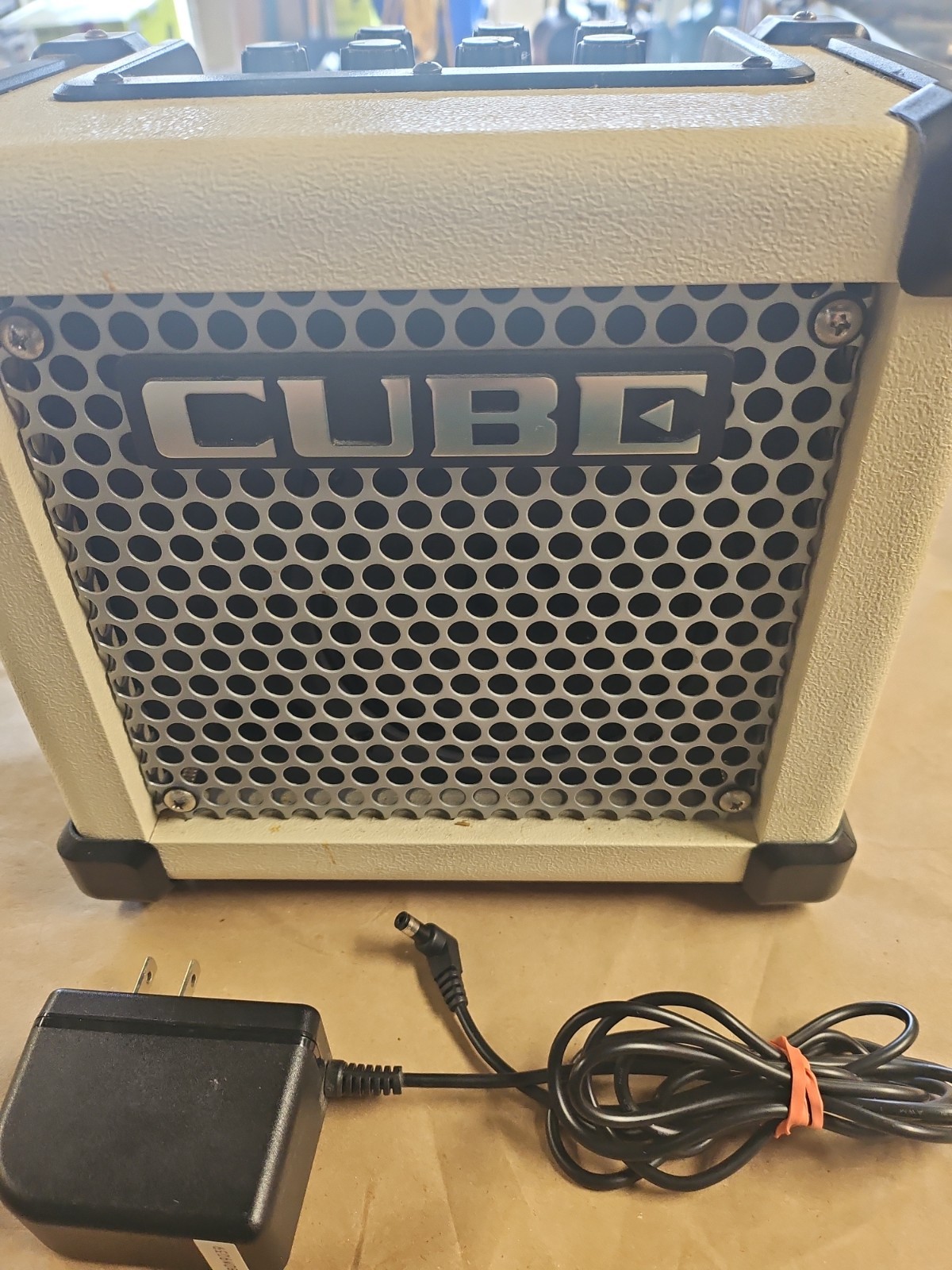 Used ROLAND MICRO CUBE White Guitar Amp  w  ac adapter