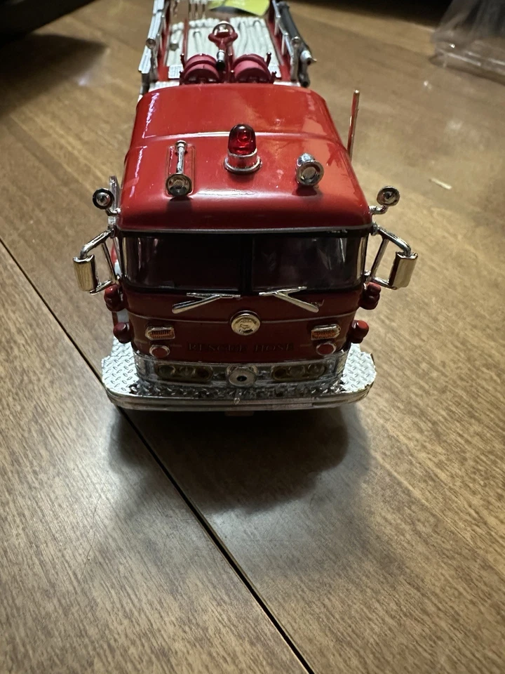 MACK60 1:32 1960 MACK FIRE TRUCK (RESCUE HOSE CO. #1) Collectible COA - Image 3 of 4