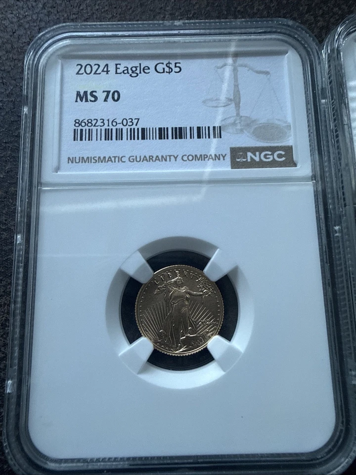 Dos monedas de oro Eagles de 1/10 oz, la 2024 es una MS70 y la 1999 es una MS69 Foto 2 de 4